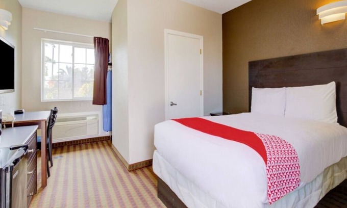 Dilley House | Affordability Meets Comfort! Near Gosch Athletic Field! Free Breakfast!