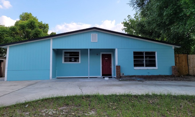 Altamonte Springs House | Affordable Casual Living in Altamonte Springs for Large Group