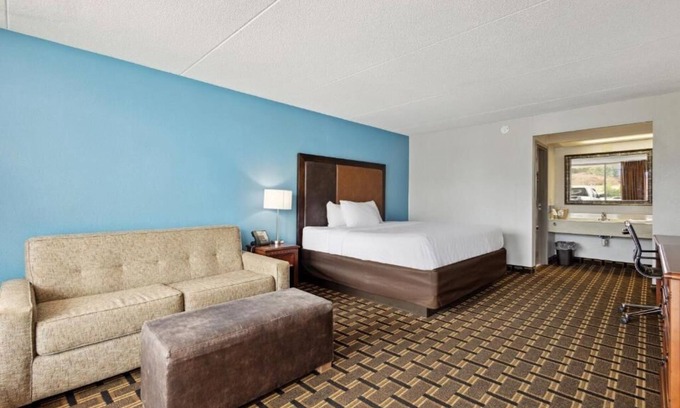Greeneville Hotel | Affordable King Room with Free Parking Near Tweetsie Trail Hikes