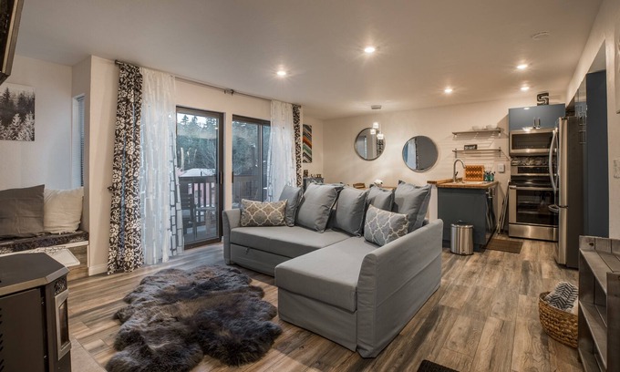 Majestic Pines Apartment | Affordable Luxury! WiFi/Parking/View and Great Location!
