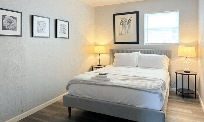 Central Oklahoma City Apartment | Affordable Suite | $1500/month #20B | Kitchenette + Queen Bed