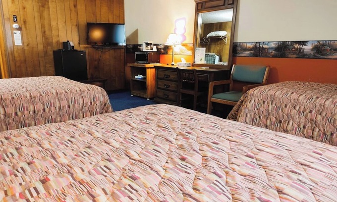 International Falls Hotel | Affordable Comfort w/Private Bath Near Point Park & Downtown Attractions