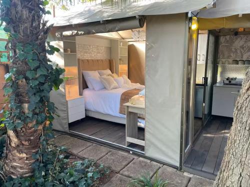 Benoni House | African Paradise - Garden Glamping - Outdoor Shower