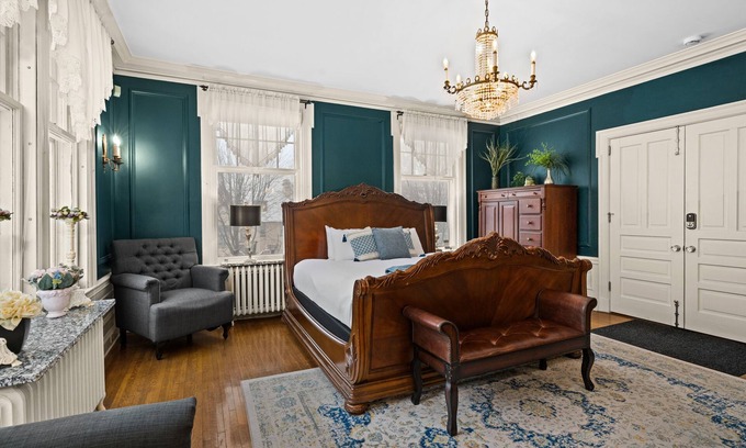 Congdon Park House | AG Thomson Suite w/King Bed & Sauna