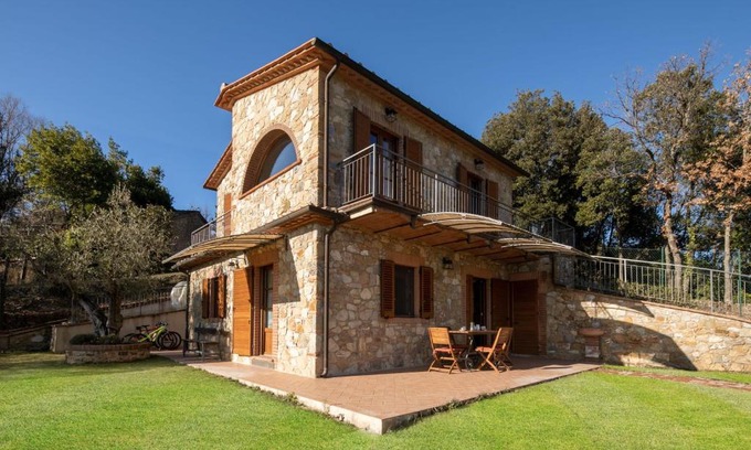 Montecatini Val di Cecina Villa | Aia Masotta by VacaVilla