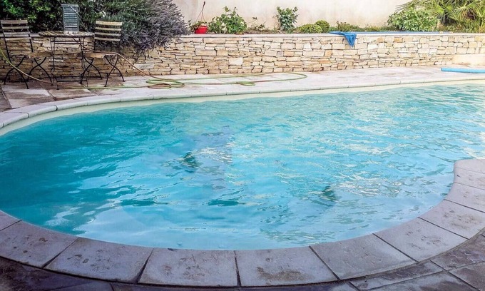 Salon-de-Provence Villa | Air-conditioned villa in Salon-de-Provence, heated pool, pet allowed