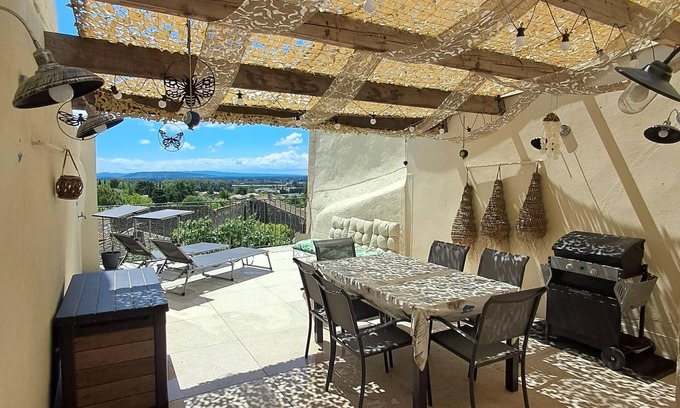 Lagnes Apartment | Air-conditioned apartment with terrace overlooking the Luberon