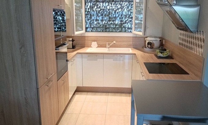 Vergeze House | Air-conditioned house in private residence. Large terrace with awning.