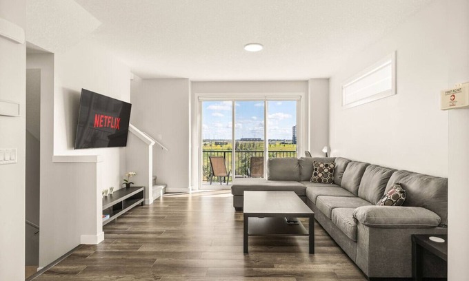 Calgary House | Air Conditioned » Water View » Garage » Sleeps 7