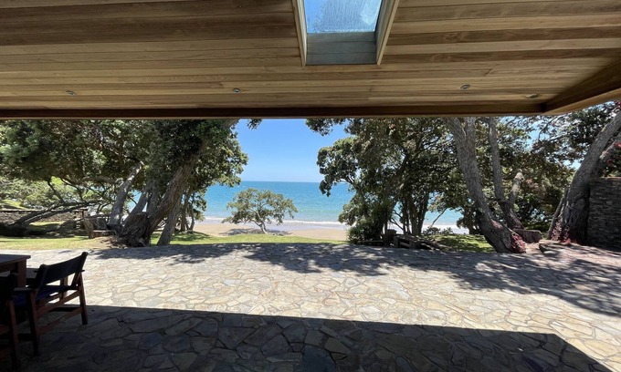 Coopers Beach House | AIRLIE - LUXURY BEACH FRONT
