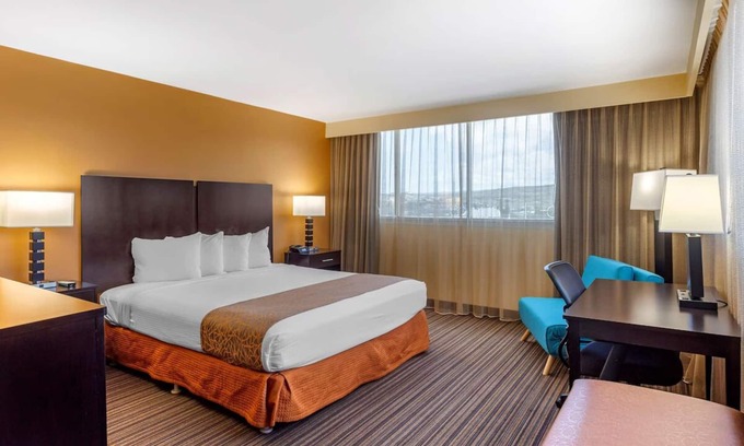 Western Honolulu Hotel | Airport Convenience | Deluxe King Room with Shuttle | Swimming Pool & Breakfast