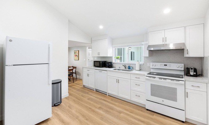 Thousand Oaks House | Airy and Serene New Home Near Mountains + Main St!