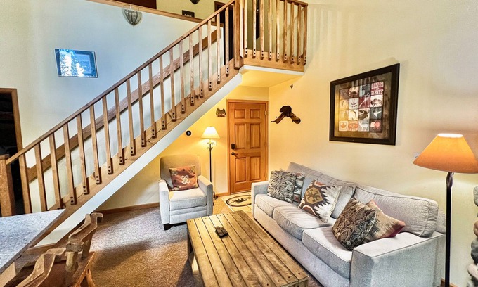 Grand Lake Condo | Airy & bright retreat w/private balcony, great location, & gas fireplace