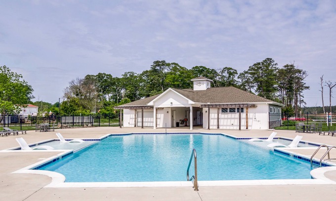 Rehoboth Beach Condo | Airy Love Creek Condo w/ Community Outdoor Pool!