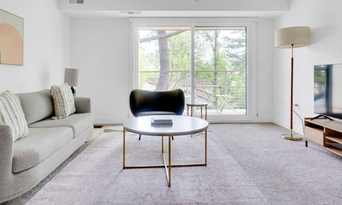 Sharon Heights Apartment | Airy Menlo Park 1BR w/ Pool, W/D & BB Court, near highways, by Blueground