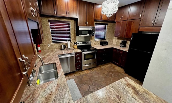 Alamo Heights House | Alamo Heights townhouse centrally located near airport and downtown