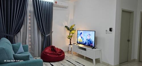 Kota Warisan Apartment | Alanis Residence Near KLIA Balcony with Washer Dryer Netflix