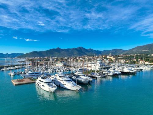 Loano Hotel | Albergo Yacht Club Marina Di Loano