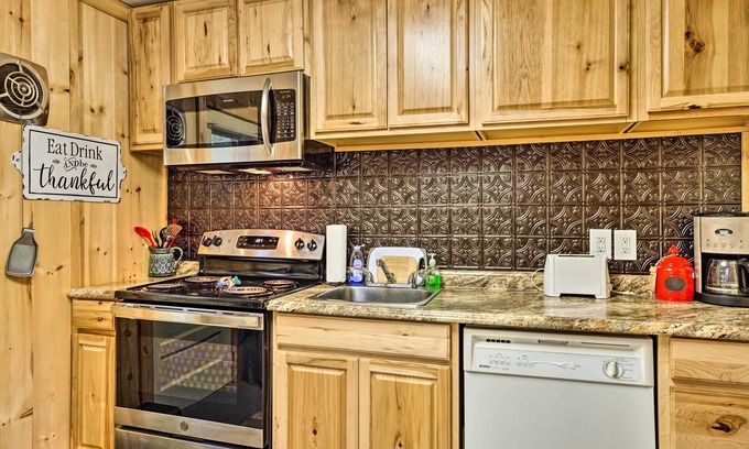Albrightsville House | Albrightsville Retreat w/ Community Pool & Hot Tub