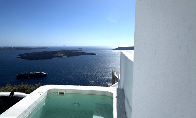 Imerovigli Villa | Albus Villa with Outdoor Jacuzzi by K&K