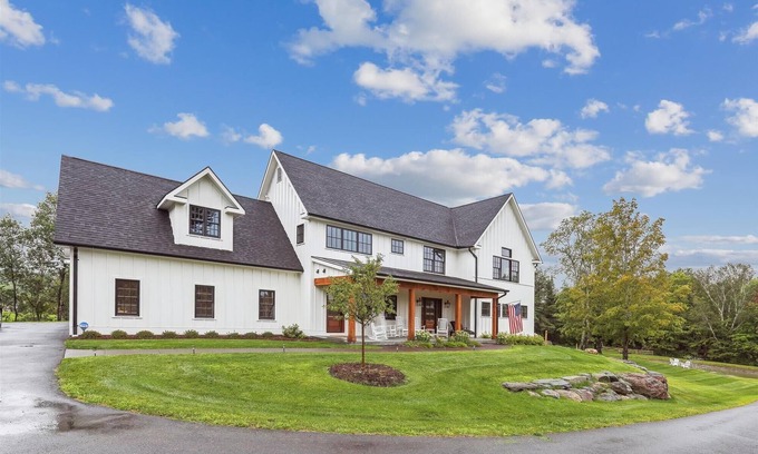 Stowe Hollow House | Alces Lodge: 5 br luxury new build, pond, firepit, a/c, 2 fireplaces, close to town