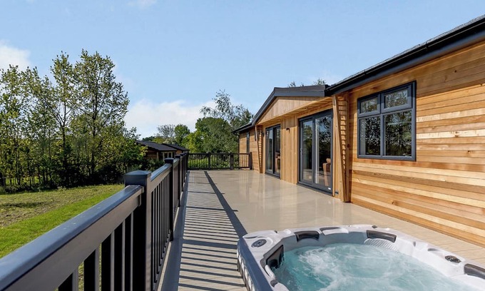 Saintbury Ski Chalet | Alderminster Lodge Premier