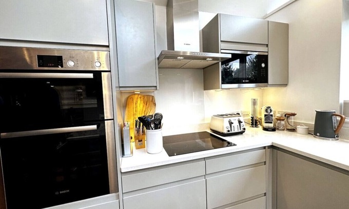Oxford House | Aldrich Villa, 5-Bed Luxury House, Oxford, Parking