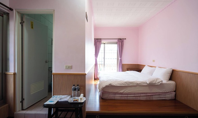 Alishan House | Alishan | Double Room near Fenqihu Old Street | Bus Access | 新天山茶業民宿雙人房