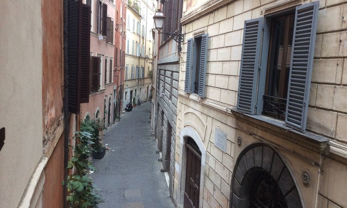 Navona Apartment | ALLEY of CAVES FIELD FLOWERS in the center of Rome, Campo dei Fiori