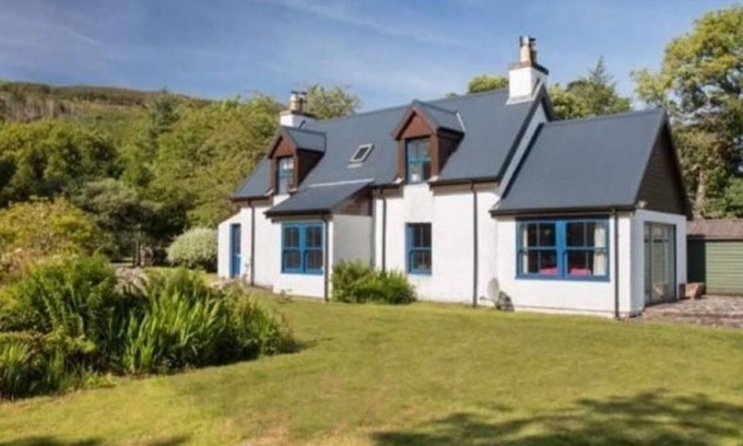 Gruline Cottage | Alltcreich - shore side pet-friendly cottage with amazing views