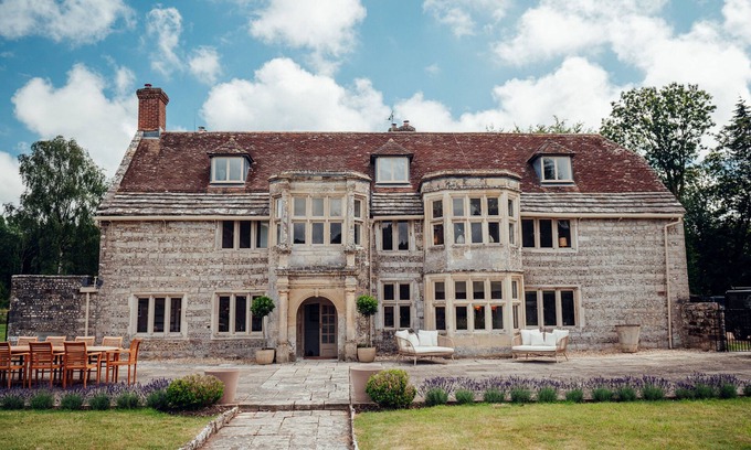 Blandford Saint Mary House | ALMER MANOR LUXURY DORSET COUNTRY ESTATE. SLEEPS UP TO 22,HOT TUB, TENNIS COURTS