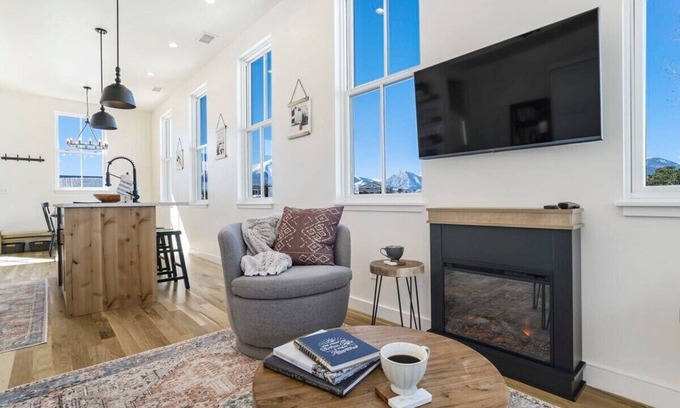 Buena Vista House | Alpine Estate! DT Villa w 3 Full Kitchens & Views!