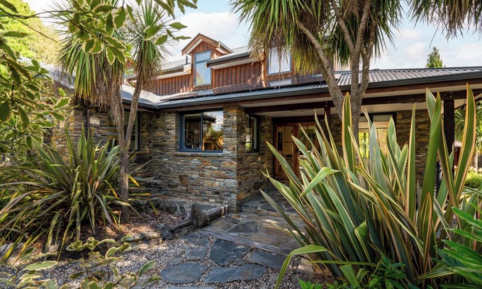 Wanaka House | Alpine Lodge - Botanical Oasis