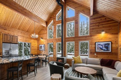 Snoqualmie Pass House | Alpine Retreat at Snoqualmie Pass- 5-Min to Slopes, Private Creek, BBQ, Fireplace, Smart TVs, Kids Games, Hi-Speed Wi-Fi