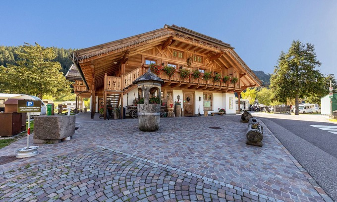 San Giovanni di Fassa Apartment | Alpine-style Apartment 'Catinaccio Rosengarten' with Wi-Fi