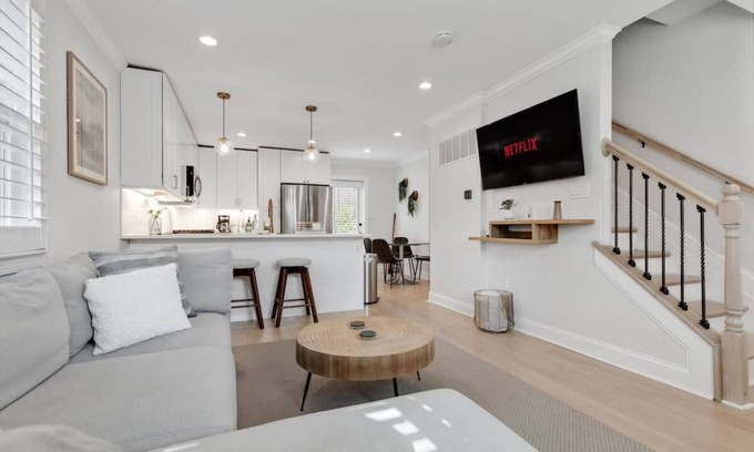 Southwest Quadrant House | ALX Home Away from Home