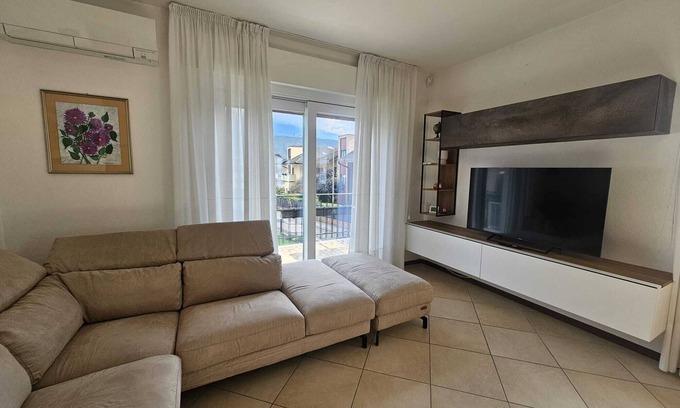 Sarche Apartment | Amanda Deluxe 3-Bedroom Apartment with A/C and Mountain View