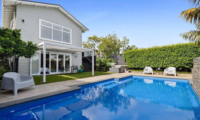 New Plymouth Apartment | Amaroo - poolside studio near Pukekura Park