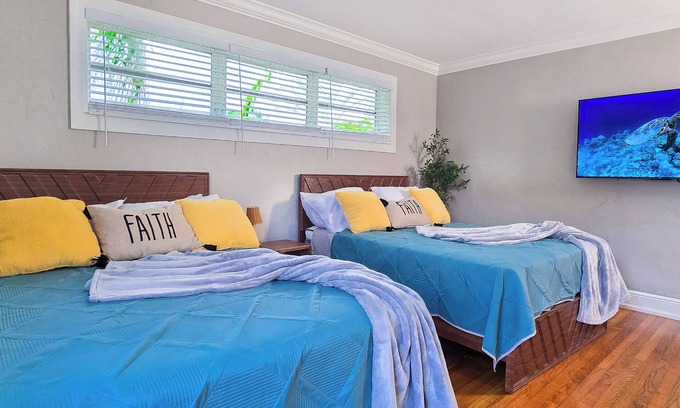 Royal Poinciana House | Amazing 2-bedroom house with AC in Hollywood