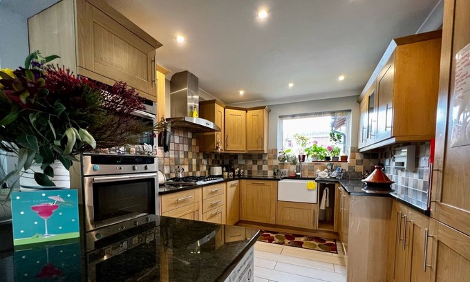 Cambridge House | Amazing 4 Bed House with gameroom, garden and parking