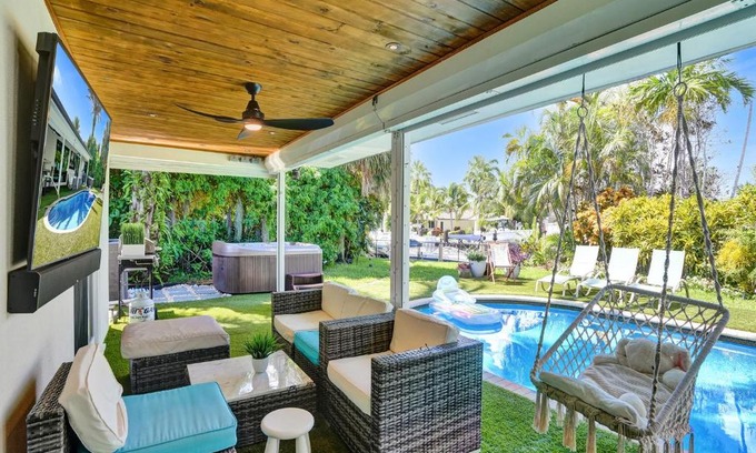 Lighthouse Point House | Amazing 5 bed house w pool, jacuzzi and your own boat