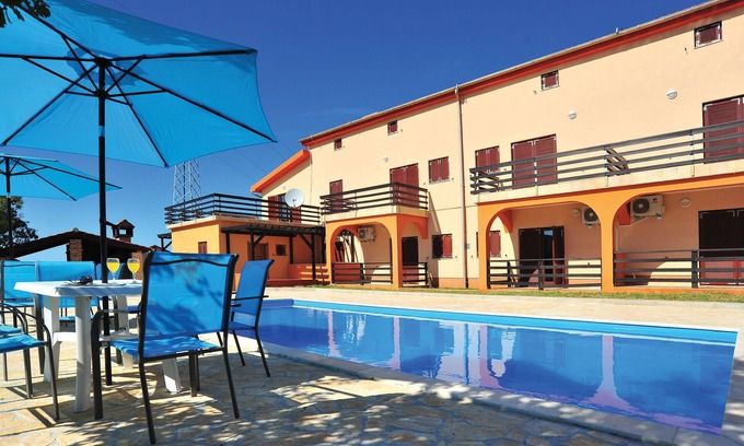Bilice Apartment | Amazing apartment in Bilice with swimming pool