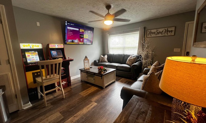 Sevierville House | Amazing Beds!-2 miles to Dollywood-The Island-Tanger