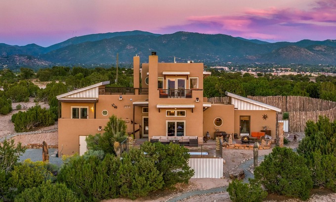 West Alameda House | Amazing Casa between Meow Wolf and Plaza!