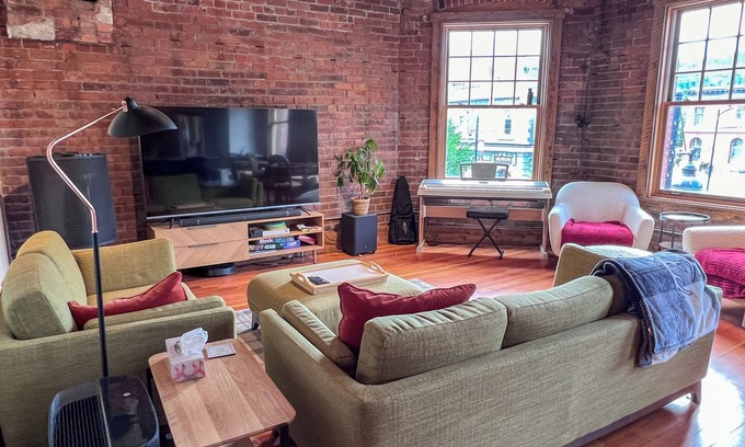 Historic Downtown Fernie Hotel | Amazing Downtown Location. Sleeps 7. Dog Friendly