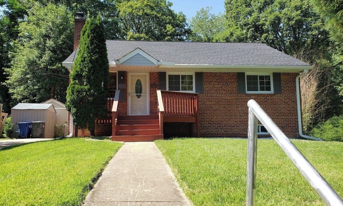 Annandale House | Amazing Escape - 6BD, 5BDR, Private Deck near DC
