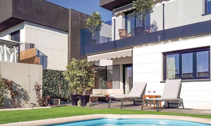 Arroyomolinos House | Amazing home in Arroyomolinos with WiFi