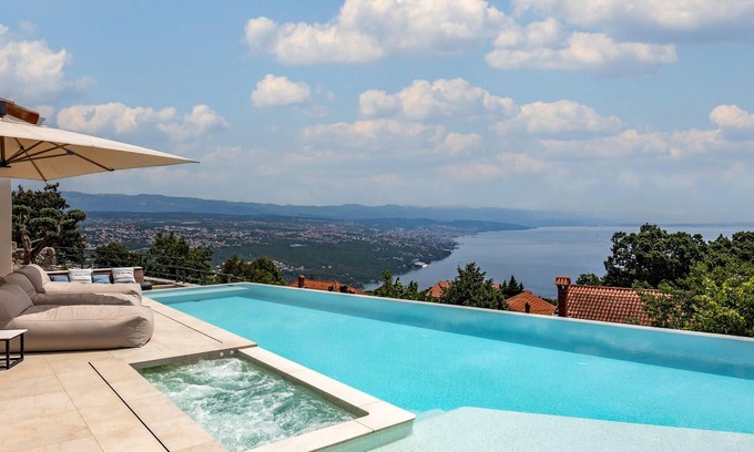 Bregi House | Amazing home in Bregi with sauna