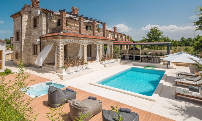 Cabrunici House | Amazing home in Cabrunici with jacuzzi