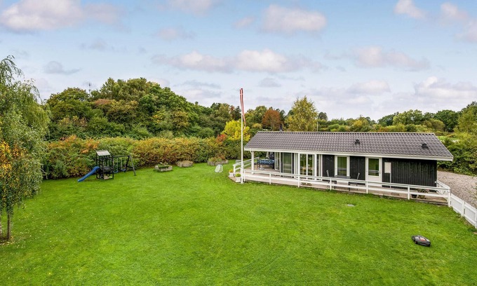 Fjellerup Strand House | Amazing home in Glesborg with WiFi